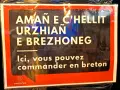 Cartel en bretón y francés: "Aquí puedes pedir en bretón". Un festival en Bretaña, Francia.