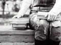 Persona sentada con varios libros en francés fáciles de leer, listos para una tarde de lectura.