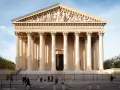 La imponente iglesia de la Madeleine en París, con sus columnas neoclásicas y esculturas en el frontón, se alza bajo un cielo azul.