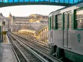 Un tren del metro de París, Francia, avanza por las vías al atardecer.