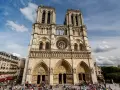 La fachada de Notre Dame, con sus torres gemelas y rosetón, se alza majestuosa. Hoy se puede visitar Notre Dame, un icono de París lleno de historia.