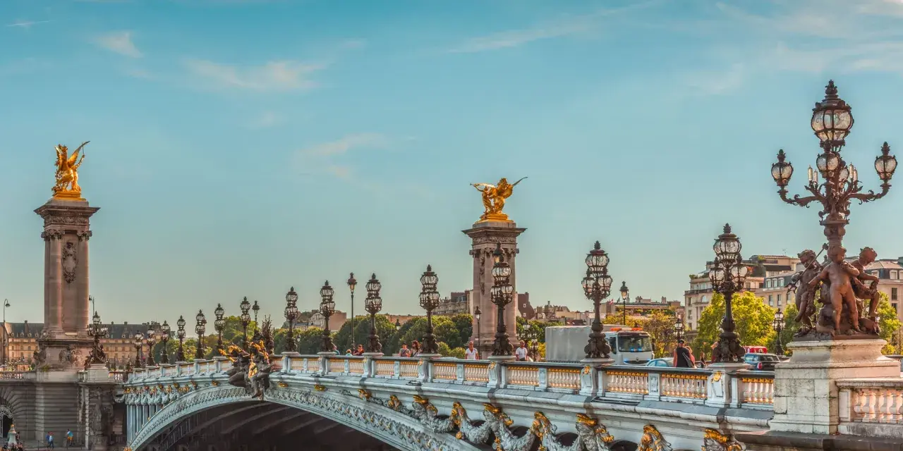 Puente Alexandre III en París, con sus doradas estatuas y farolas, ideal para disfrutar de los festivos en Francia.