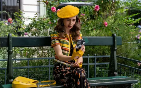 Mujer con boina amarilla y bolso, rodeada de rosas, capturando el momento. ¡Pura esencia de cosas típicas francesas!