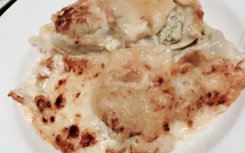 Ricos ravioles de Royan gratinados con queso dorado y burbujeante, listos para disfrutar.