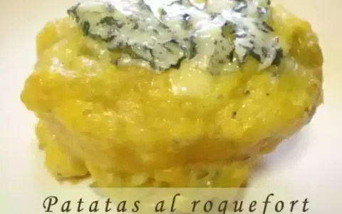 Patatas gratinadas con queso roquefort, un bocado cremoso y delicioso.