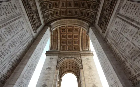 Vistas del Arco del Triunfo, con sus intrincados detalles arquitectónicos y nombres grabados.