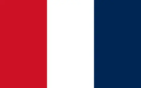 Bandera tricolor: rojo, blanco y azul. Podría ser la primera bandera de Francia, símbolo de la Revolución.
