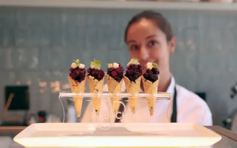 Cinco conos de gofre con tartar de remolacha y cubos de manzana, un ejemplo de la cocina de Robuchon.