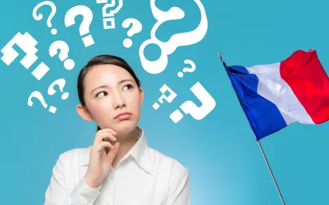 Mujer pensativa rodeada de signos de interrogación, con la bandera francesa ondeando. ¿Qué tipos de francés aprenderá?