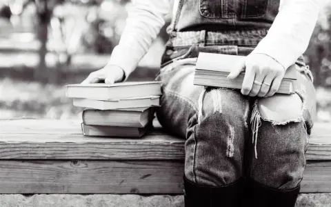 Persona sentada con varios libros en francés fáciles de leer, listos para una tarde de lectura.