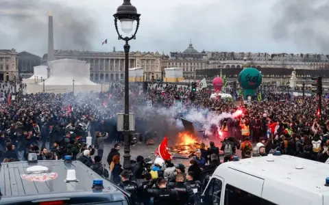 Multitud de personas de Francia protestan en París, con humo y fuego en la plaza de la Concordia.
