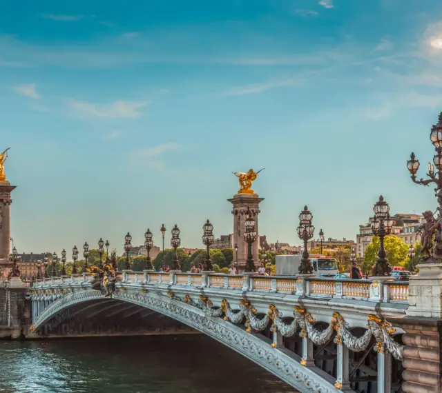 Puente Alexandre III en París, con sus doradas estatuas y farolas, ideal para disfrutar de los festivos en Francia.