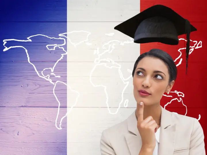 Mujer con birrete de graduación, pensando en su futuro, quizás preparándose para el delf exam, sobre un fondo con el mapa del mundo y la bandera de Francia.